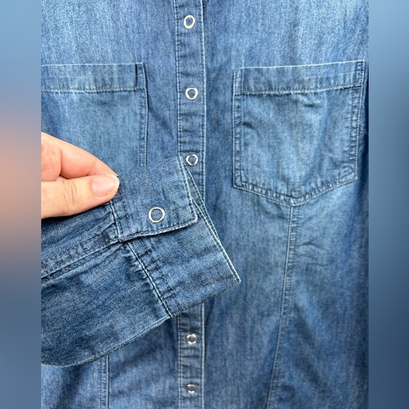 Bluecrush denim long sleeve shirt, Medium, snaps, blue jean, tailored Western - Picture 3 of 6